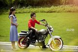 组图：《淑女之家》陈翔骑古董摩托一圆警察梦