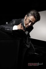 组图：吴秀波杂志儒雅写真 坦言要做生活修行者