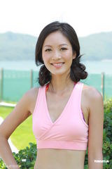 组图：颜子菲泳装亮相户外节目 赴马尔代夫拍摄