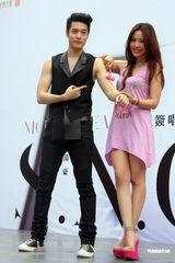 组图：周汤豪露胸答谢歌迷 廖晓乔贴心按摩