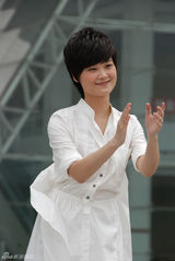 高清组图：李宇春献歌大运会 与志愿者同拍MV