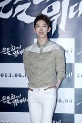 组图：裴勇俊捧场韩片首映 金贤重宋仲基齐亮相