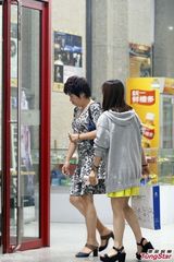 组图：于丹对女助手冰冷 遇帅男合影喜笑颜开