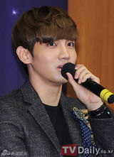 组图：姜虎东携东方神起昌珉宣传《月光王子》