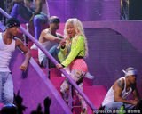 组图：麻辣鸡个唱粉丝强行上台 与保镖激烈扭打