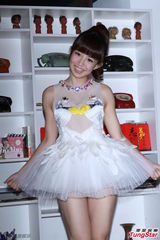 组图：郭书瑶性感天鹅装亮相大秀美腿