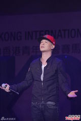 组图：侧田出席无伴奏音乐会 休闲装热力开唱