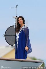 组图：莫妮卡贝鲁奇蓝紫色长裙优雅迷人