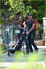 组图：贝克汉姆夫妇带子女游玩迪士尼 小七卖萌