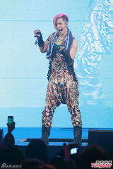 组图：罗志祥香港开唱 谭咏麟相挺当和事佬