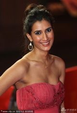 组图：印度片《启宝车》首映 女星红裙娇艳