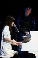 幻灯：张婧北京举行首唱会 毕晓世送水晶枪祝贺