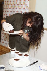 组图：蔡健雅中英双碟齐发 做蛋糕手艺获称赞