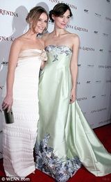 组图：《安娜-卡列尼娜》首映 奈特莉刺绣长裙嘟嘴卖萌