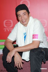 组图：佘诗曼陈豪新剧试造型 羞谈各自绯闻对象