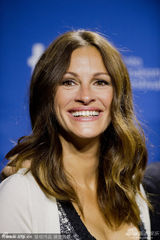 组图：《八月》记者会 朱莉娅-罗伯茨大笑谈片露乳沟