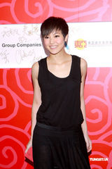 幻灯图：贡米签约黎明旗下 舒淇红装现身与旧爱同台