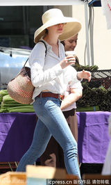 组图：海瑟薇与老公逛市场 宽沿草帽幸福表情