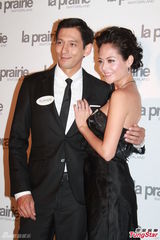 组图：赵式芝再陷同性情 与杨如芯亲密携手亮相