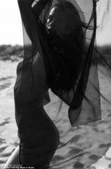 高清图：性感超模安布罗休沙滩半裸拥美男丰臀诱人