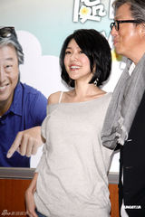 组图：小S经典挑逗男星POSE再现 不知大S已订婚