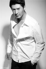 组图：张天其拍黑白写真 诠释质感型男