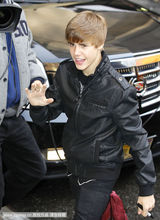 组图：贾斯汀-比博气场强大 对镜头比V字秀好心情