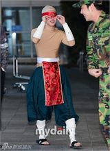 组图：SJ庆出道8周年机场上演变装秀 整疯粉丝