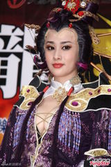 高清组图：洪棠扮布袋戏主角 爆乳装露E奶吸睛