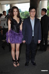 徐子淇夫妇为子办百日宴 低胸亮相乳沟迷人(图)