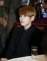 高清组图：Super Junior正装亮相参加活动帅气十足