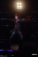 组图：金贤重香港会粉丝劲歌热舞造型炫酷