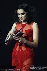 组图：Jessie J透视裙极尽诱惑 登台为火星哥颁奖