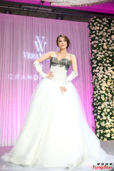 组图：陈思璇穿婚纱沾喜气 期待海岛婚礼