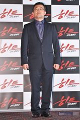 组图：《完美一击》首尔发布 李成韩携众主创亮相