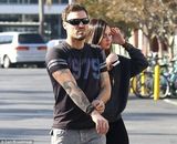 组图：梅根-福克斯踩恨天高外出 产后两月急速瘦身