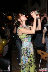 组图：富千金关颖深V小露微乳办单身派对