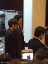 组图：李敏镐春晚彩排快闪 深色大衣黑超帅酷