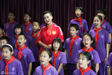 组图：谭晶关心足球普及 为小学生赠票受欢迎