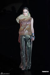 组图：香港时装节开幕 周秀娜谢婷婷等性感抗寒流