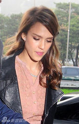 组图：杰西卡-阿尔芭现身韩国 机车夹克搭纱裙