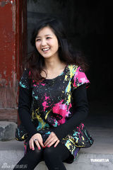 幻灯图集：何洁逛京城胡同拍写真 装扮青春洋溢