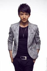 组图：许诺硬汉宣传照 突破乖乖形象展男人魅力