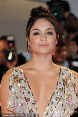 组图：《春假》首映 比伯女友与女伴比拼豪乳