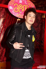 组图：潘玮柏亮相香港签唱会 又唱又跳high翻场