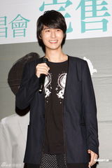 组图：严爵跳水庆功露茂盛腿毛 演唱会蛋堡担任嘉宾