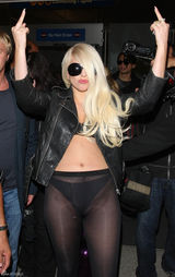 组图：Lady Gaga透视装现身 不羁竖中指