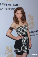 组图：陈法拉回美国度圣诞 陈茵薇力挺陈豪新剧