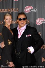 组图：《惊天战神》首映女星比美 米基洛克笑搂超模