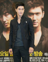 高清图：崔始源宣传新剧《波塞冬》 牵手女星李诗英